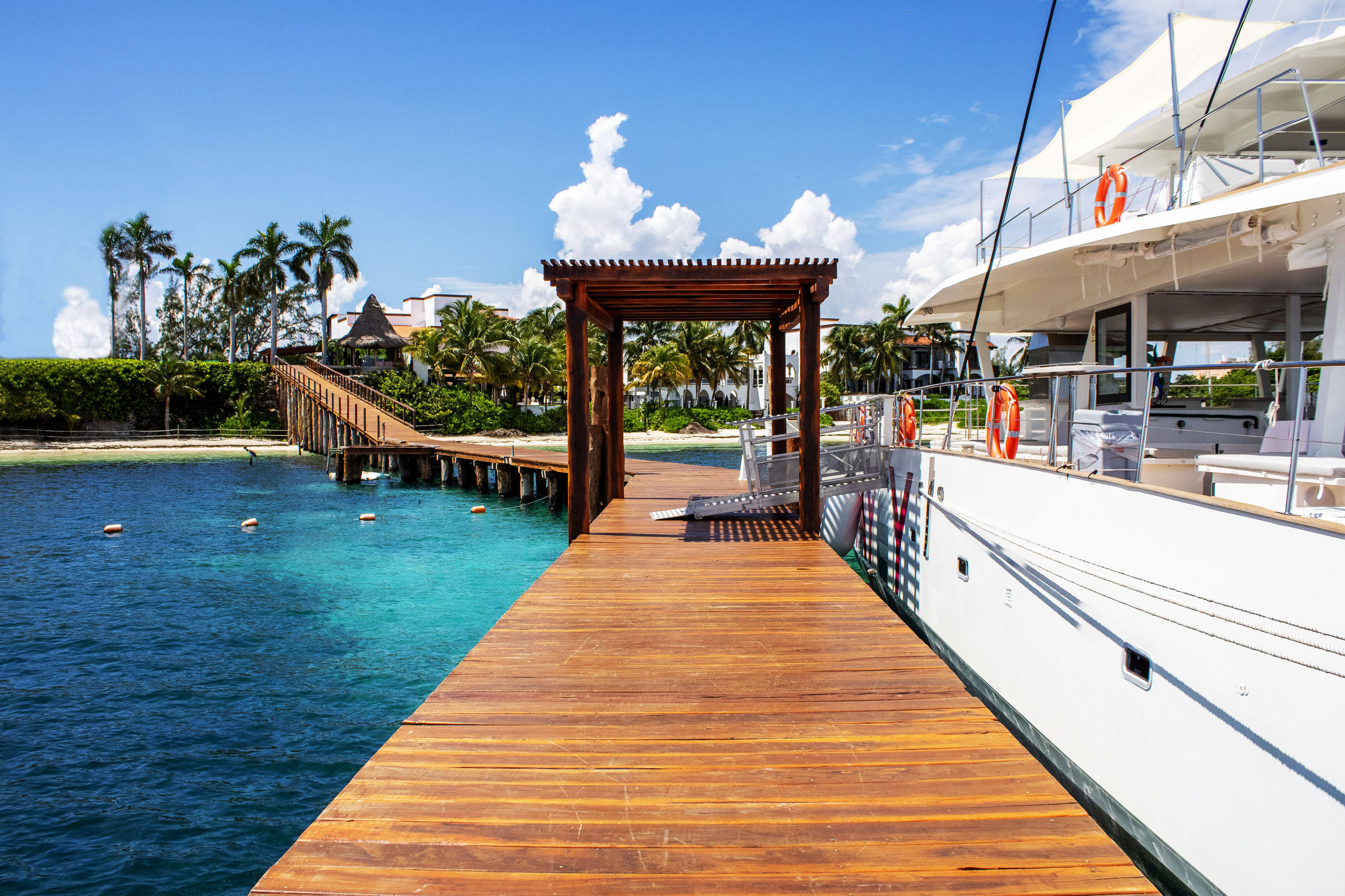 Catamarán saliendo de la marina en Cancún hacia Isla Mujeres